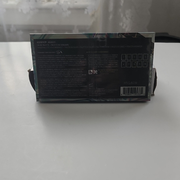 NYX Holographic Makeup Palette - Picture 3 of 8